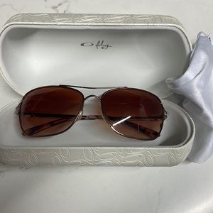 Womens Oakley conquest dark rose gold sunglasses 😎
